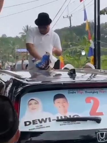 Viral Pria Bagi-bagi Duit di Pandeglang, Bawaslu : Bukan Politik Uang
