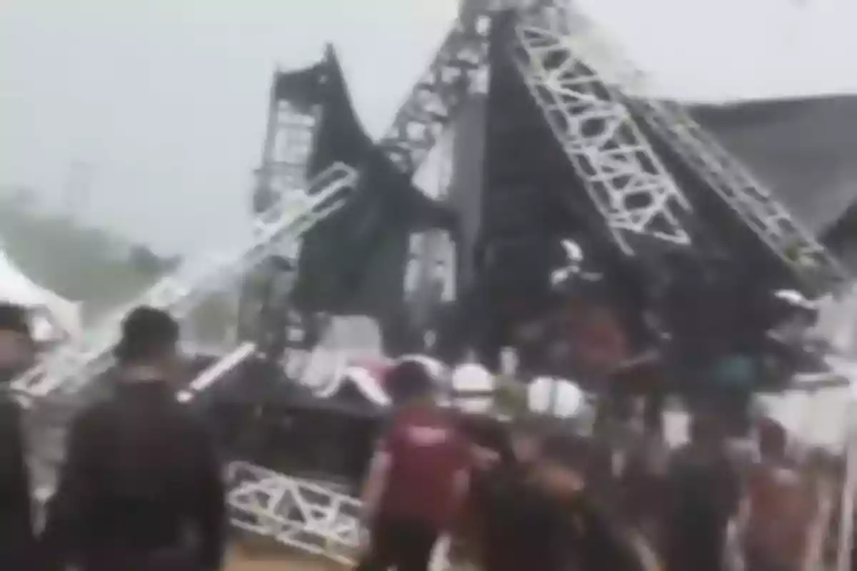 Panggung Kampanye Akbar Airin-Ade Roboh di Tangerang, Ada Pertanda Apa Nih ?