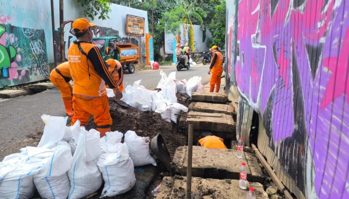 Antisipasi Banjir di Musim Hujan, PPSU Gandaria Utara Aktif Lakukan Pembersihan Saluran Air di Titik-titik Rawan