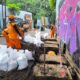 Antisipasi Banjir di Musim Hujan, PPSU Gandaria Utara Aktif Lakukan Pembersihan Saluran Air di Titik-titik Rawan