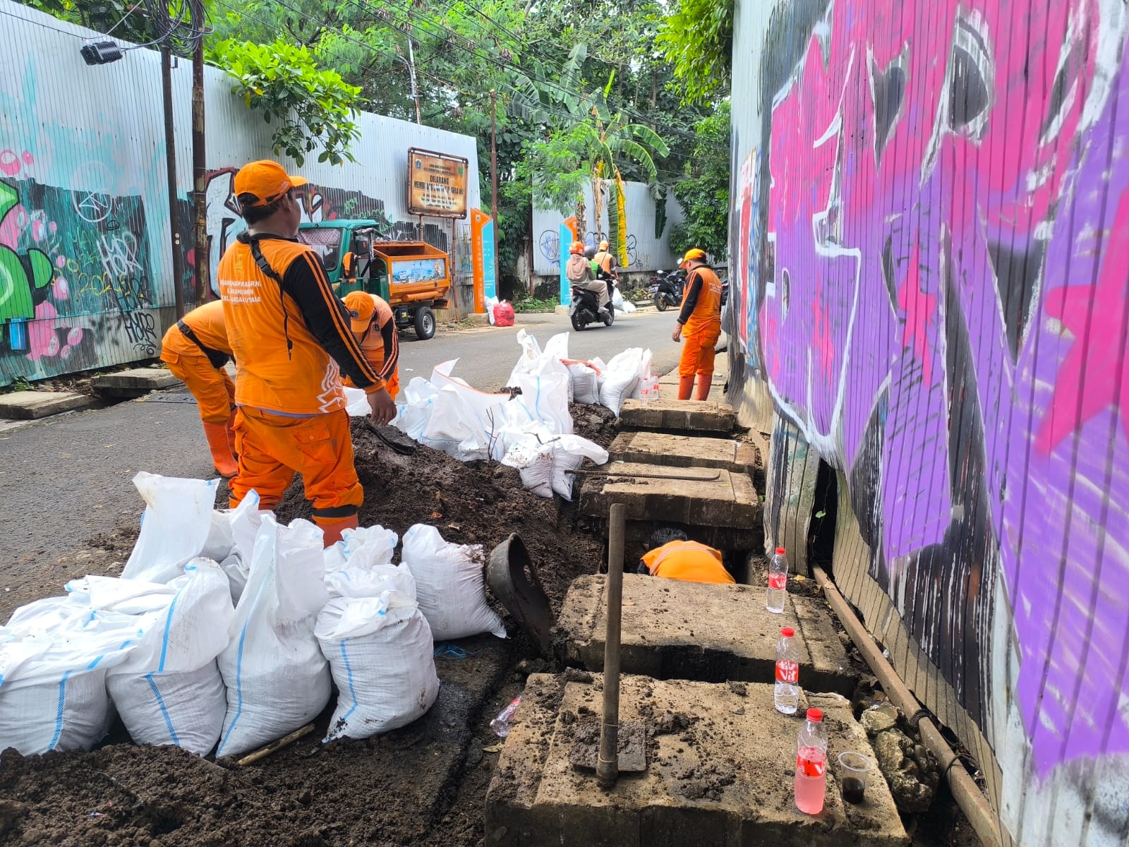 Antisipasi Banjir di Musim Hujan, PPSU Gandaria Utara Aktif Lakukan Pembersihan Saluran Air di Titik-titik Rawan
