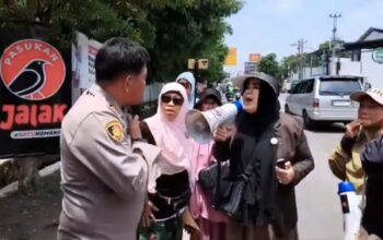 Astaghfirullahaladzim, Viral Video Emak-Emak ‘ARM’ Berpakaian Muslimah Teriak Kata Binatang & Hujatan Kasar saat Demo di Colomadu