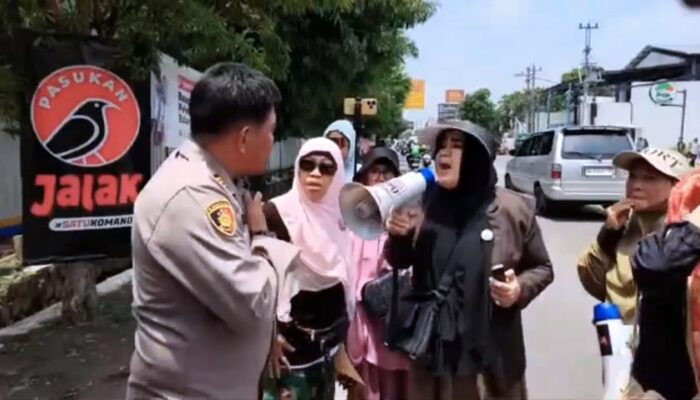 Astaghfirullahaladzim, Viral Video Emak-Emak ‘ARM’ Berpakaian Muslimah Teriak Kata Binatang & Hujatan Kasar saat Demo di Colomadu