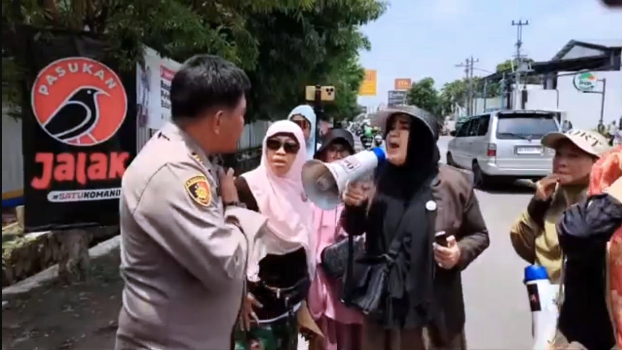 Astaghfirullahaladzim, Viral Video Emak-Emak ‘ARM’ Berpakaian Muslimah Teriak Kata Binatang & Hujatan Kasar saat Demo di Colomadu