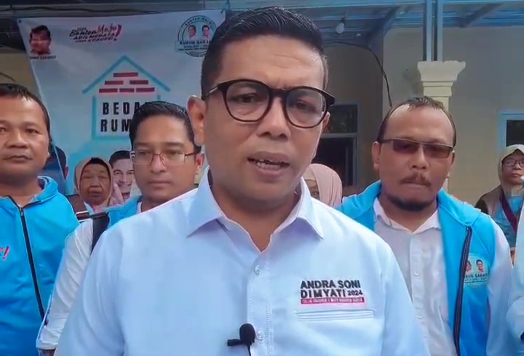 Peduli Masyarakat, Andra Soni-Dimyati Bersama Relawan Buruh Kembali Berikan Bantuan Bedah Rumah