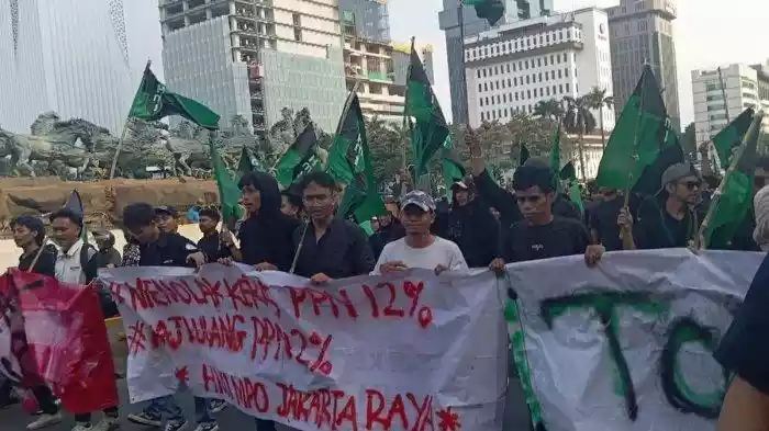 Satu Polisi Terluka Imbas Demo BEM SI Tolak Kenaikan PPN 12 Persen di Patung Kuda