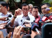 Hindari Serbuan Pendemo, Yasonna Keluar Lewat Pintu Belakang KPK