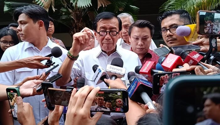 Hindari Serbuan Pendemo, Yasonna Keluar Lewat Pintu Belakang KPK