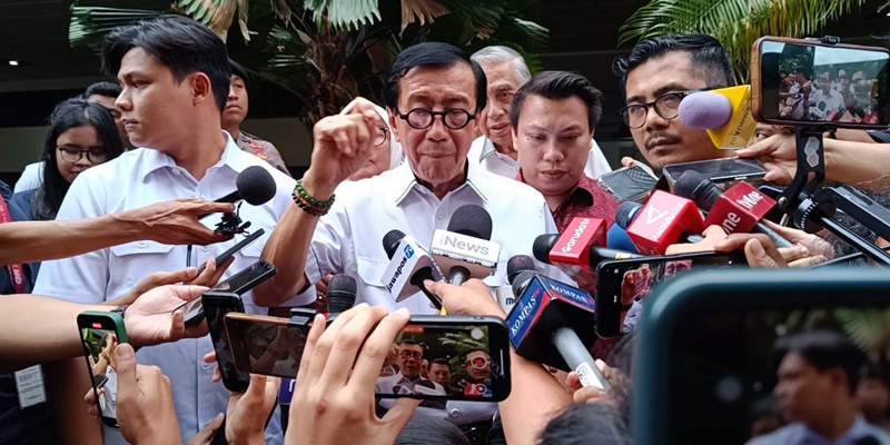 Hindari Serbuan Pendemo, Yasonna Keluar Lewat Pintu Belakang KPK