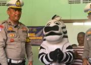 Tujuh Hari Ngungsi Polisi Lakukan Trauma Healing Pada Korban Banjir