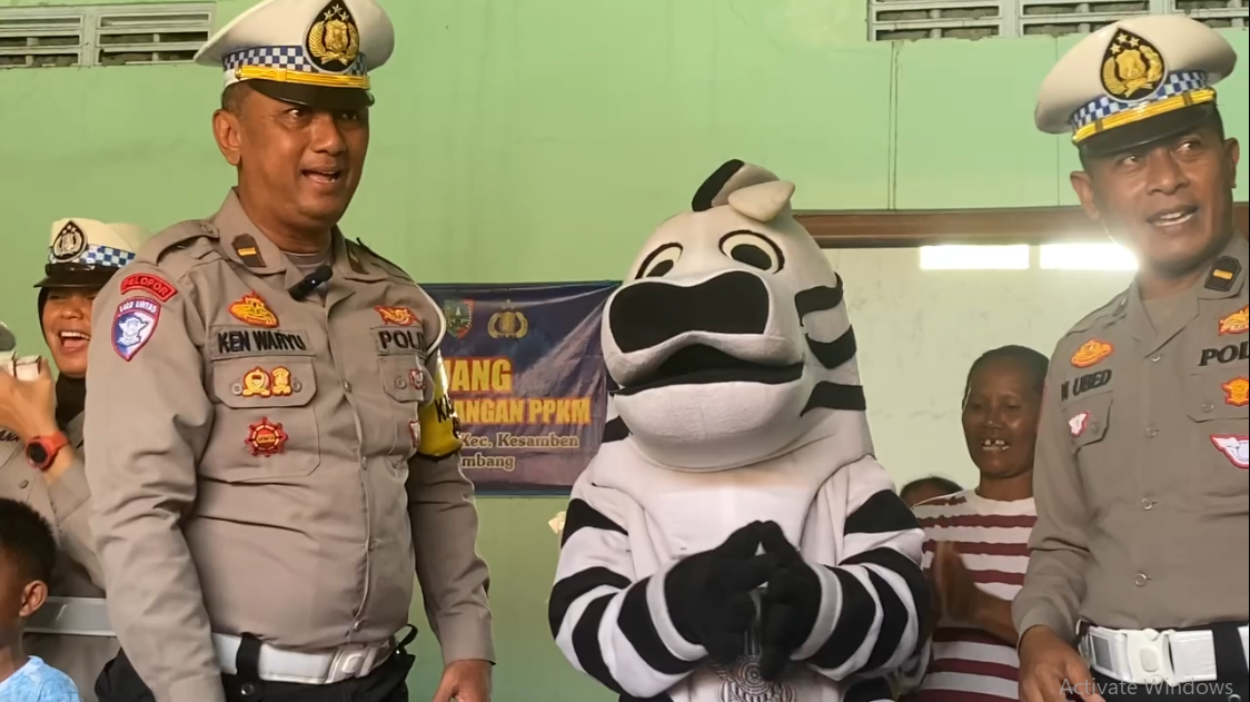 Tujuh Hari Ngungsi Polisi Lakukan Trauma Healing Pada Korban Banjir