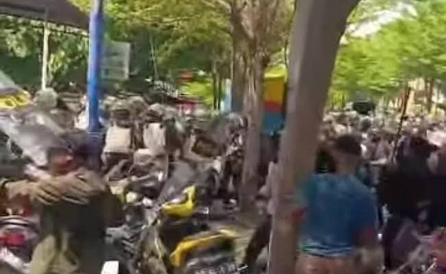 Mahasiswa Ricuh Saat Demo Papua Merdeka di Makassar, Polisi Dilempari Batu Hingga Rusak Motor & Minimarket