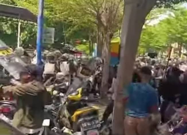 Mahasiswa Ricuh Saat Demo Papua Merdeka di Makassar, Polisi Dilempari Batu Hingga Rusak Motor & Minimarket