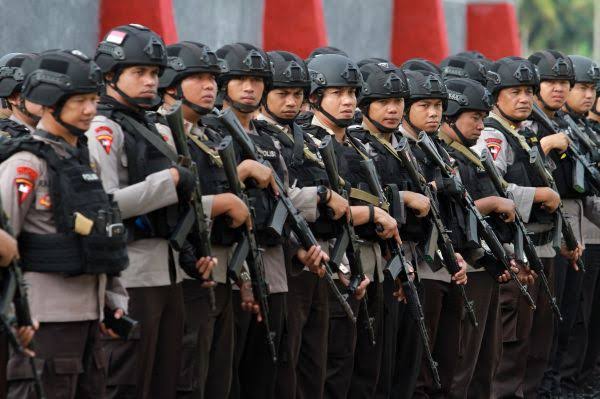 Perampok Bawa Senjata, Polisi Cukup Pentungan Karena Senpi Dilucuti