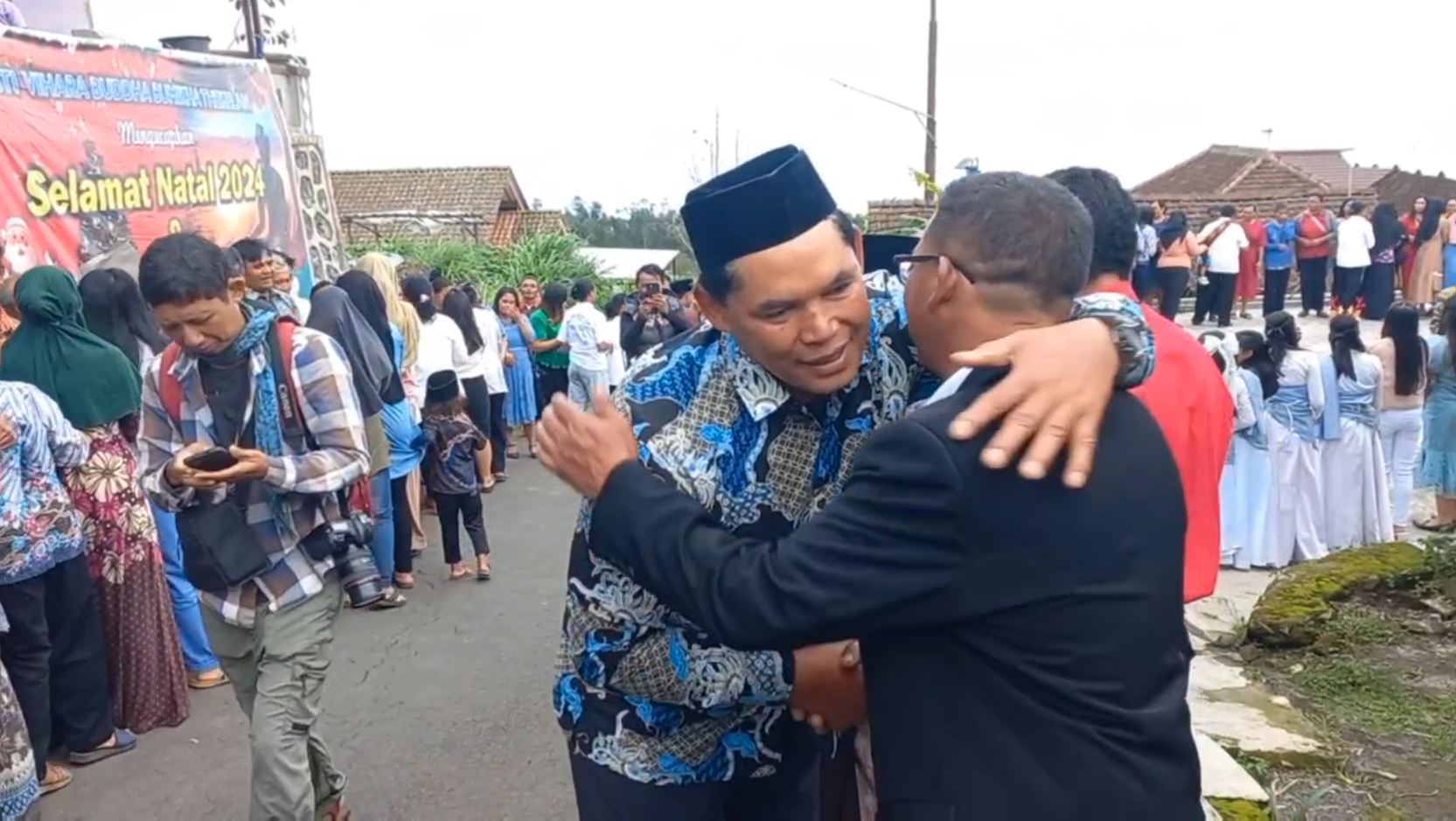 Indahnya Toleransi di Semarang, Ratusan Warga Salami Umat Nasrani Merayakan Natal