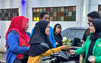 Bagi-bagi Bunga, Cara Mahasiswa Apresiasi 100 Hari Prabowo-Gibran