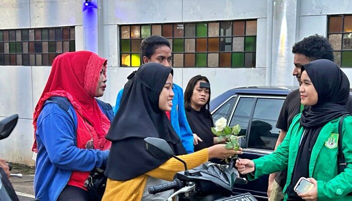 Bagi-bagi Bunga, Cara Mahasiswa Apresiasi 100 Hari Prabowo-Gibran