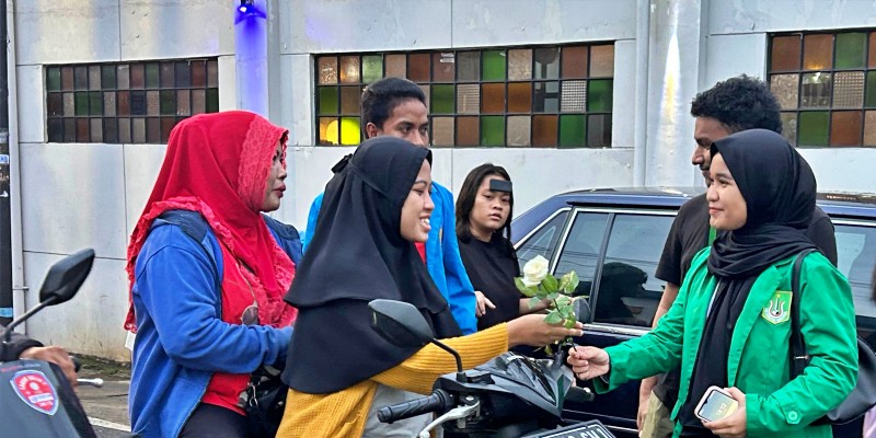 Bagi-bagi Bunga, Cara Mahasiswa Apresiasi 100 Hari Prabowo-Gibran