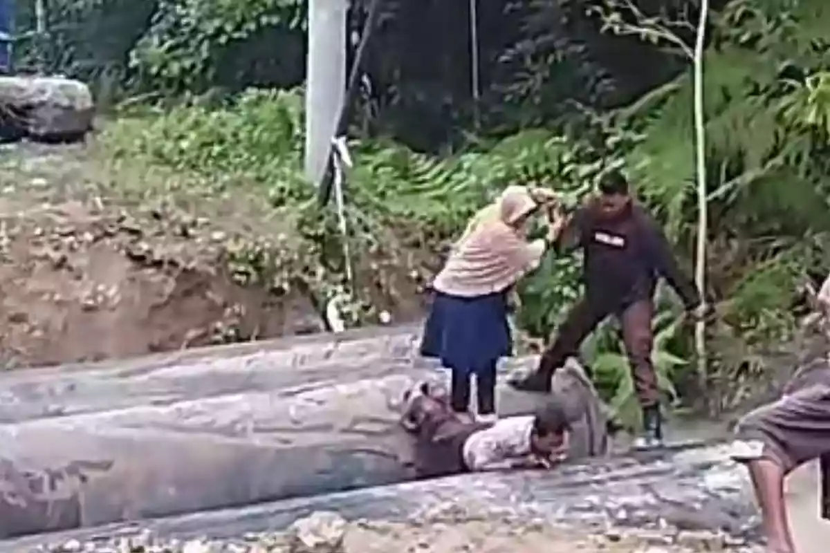 Viral Aksi Heroik Polisi Jadikan Punggungnya Jembatan untuk Ibu & Anak Saat Jalan Terputus