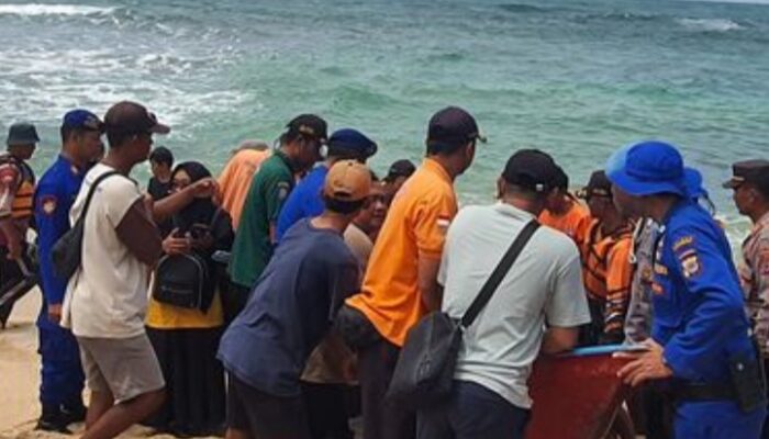 Wisatawan SMPN 7 Mojokerto Terseret Ombak di Pantai Drini Gunung Kidul
