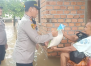 Upaya Kapolsek Sungai Keruh: Bantu Warga Terdampak Banjir di Desa Kertajaya