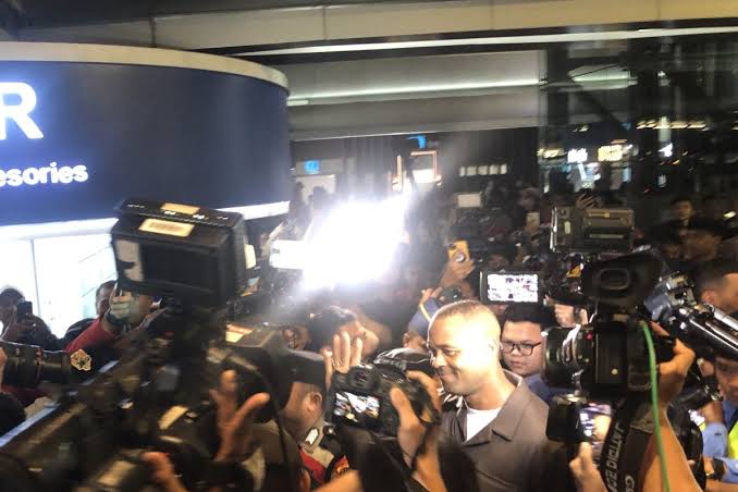 Tiba di Indonesia, Patrick Kluivert Disambut Suporter Timnas