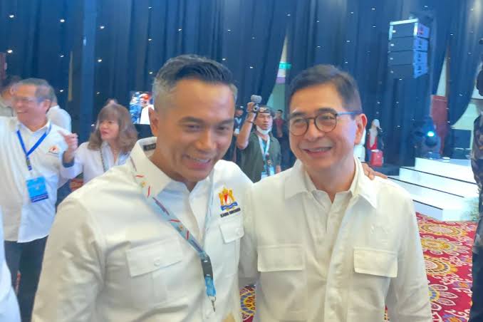 Momen Akrab Anindya Bakrie bersama Arsjad Rasjid di Munas Kadin