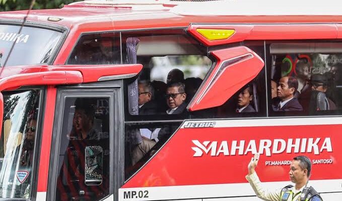 Hasto Naik Bus bersama Rombongan Pengacara untuk Jalani Pemeriksaan di KPK