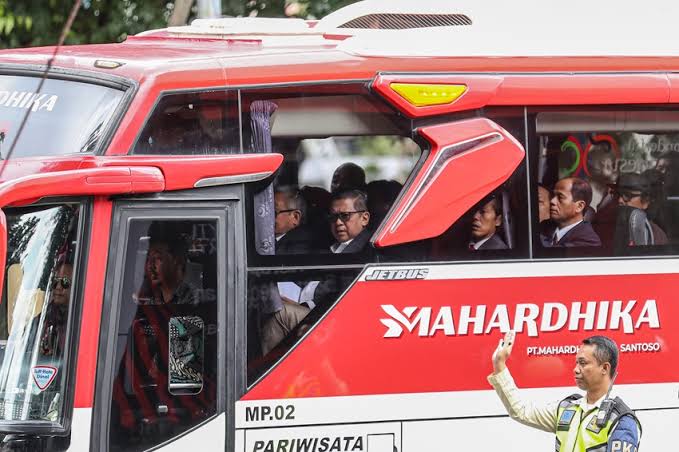 Hasto Naik Bus bersama Rombongan Pengacara untuk Jalani Pemeriksaan di KPK