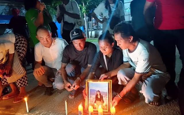 Keluarga Wanita yang Dibunuh Oknum TNI AL Bakar Lilin-Doa Bersama di Pomal Sorong