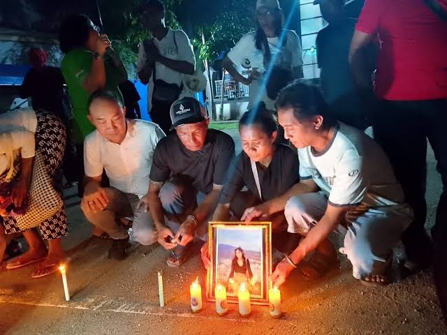 Keluarga Wanita yang Dibunuh Oknum TNI AL Bakar Lilin-Doa Bersama di Pomal Sorong