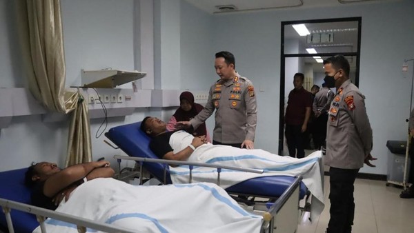 Kapolres Tangsel Jenguk Polisi Korban Penyiraman Air Keras di Pamulang