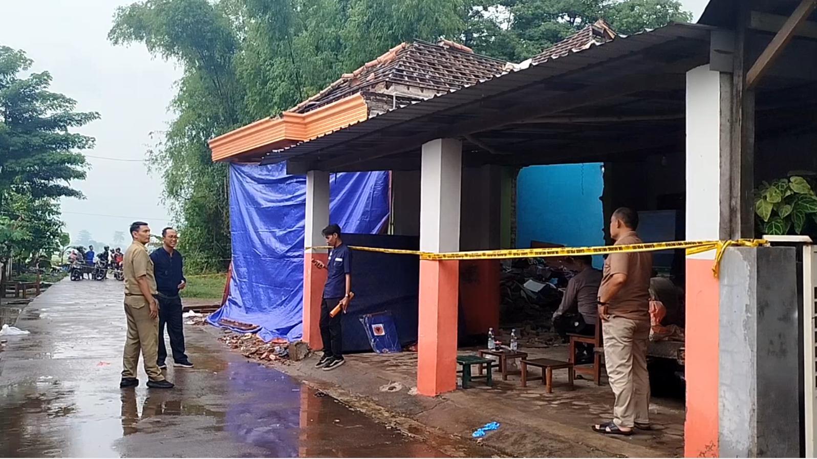 Penanganan Cepat: Pemkab Mojokerto Siap Bantu Perbaiki Rumah Korban Ledakan TKP Kejadian, Desa Sumolawang, Mojokerto, Jawa Timur.