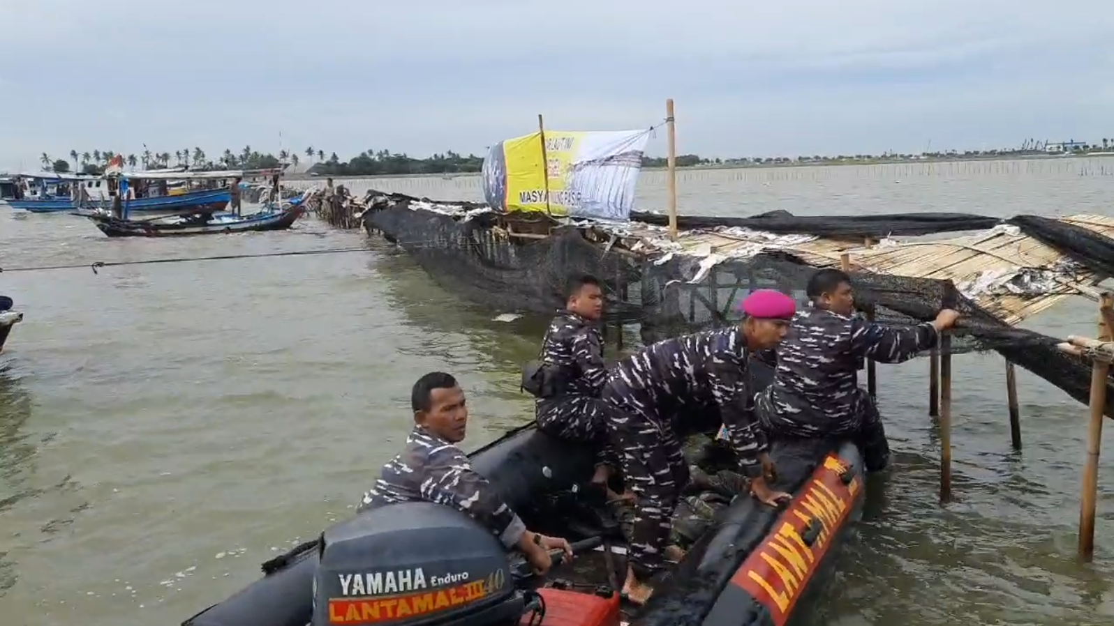 Pembongkaran Kedua Pagar Laut Tanjung Pasir: Petugas Gabungan Tingkatkan Personel