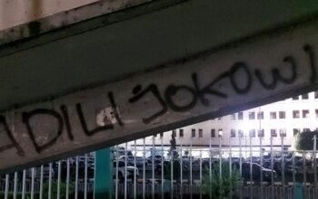 Coretan “Adili Jokowi” Menjamur, Sinyal Kekecewaan Publik?