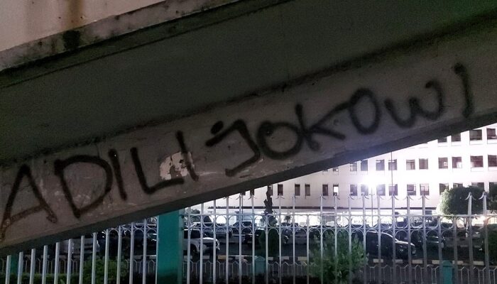 Coretan “Adili Jokowi” Menjamur, Sinyal Kekecewaan Publik?