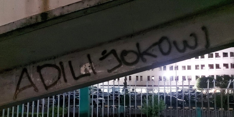 Coretan “Adili Jokowi” Menjamur, Sinyal Kekecewaan Publik?