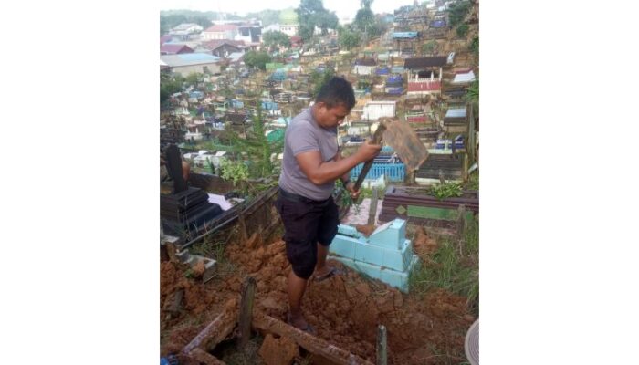 Kisah Teladan Bripka Joko Hadi Aprianto Nyambi Jadi Tukang Gali Kubur