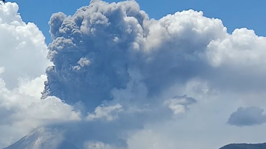 Gunung Lewotobi Laki-Laki Erupsi Dua Kali, Warga Diminta Tetap Waspada