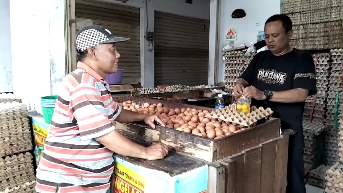 Telur Pecah: Alternatif Murah di Tengah Kenaikan Harga Pangan di Tangerang