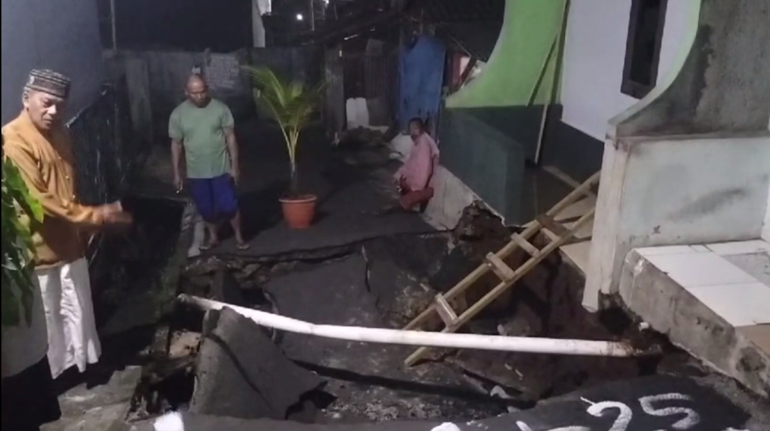 Hujan Deras Sebabkan Jalan di Cimanggis Amblas, Warga Khawatir