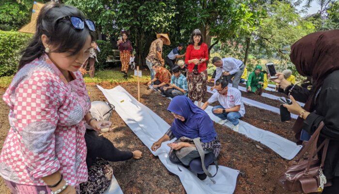 FIB UI, Organisasi Tani dan Perkumpulan CEO Gelar Aksi Tanam Sorgum untuk Ketahanan Pangan