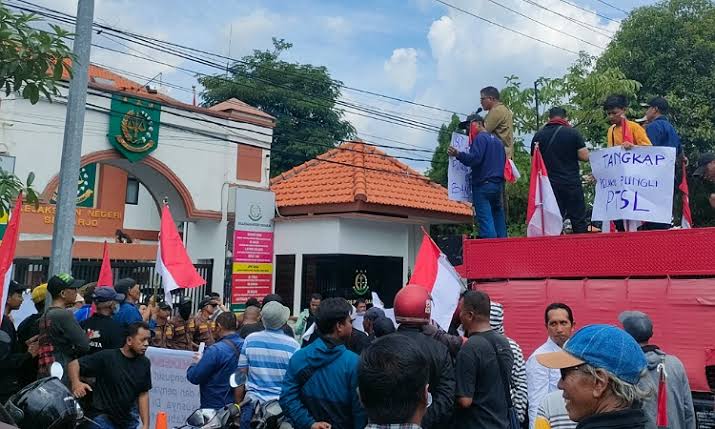 Warga Banjarkemantren Sidoarjo Demo Kejari, Desak Usut Tuntas Dugaan Pungli PTSL