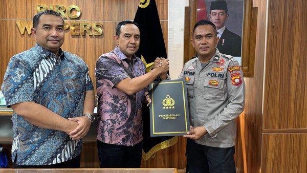 Tulus Merawat Lansia Terlantar, Kapolri Hadiahi Aipda Irvan Tiket Sekolah Inspektur