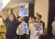 Koalisi Masyarakat Sipil Protes RUU TNI, Geruduk Hotel Mewah Tempat Rapat Panja DPR RI