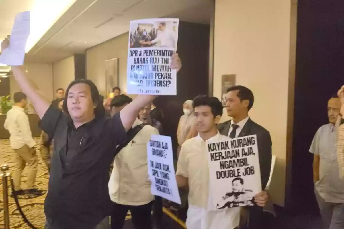Koalisi Masyarakat Sipil Protes RUU TNI, Geruduk Hotel Mewah Tempat Rapat Panja DPR RI