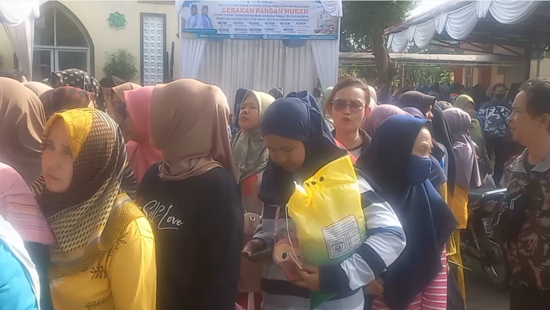 Pasar Murah di Majalengka, Solusi Ekonomis Jelang Lebaran Antri beli Sembako Murah
