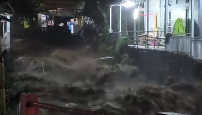 BREAKING NEWS! Kawasan Puncak Banjir Bandang, Longsor, Jembatan dan Akses Jalan Terputus