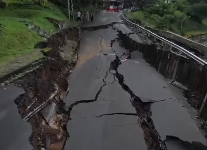 Akses Jalan Raya Batu Tulis Bogor Terputus Akibat Longsor dan Pergerakan Tanah Masih Terjadi