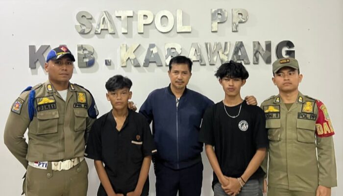 2 Remaja Diamankan Satpol PP Karawang Saat Hentikan Konvoi Geng Motor Ugal-ugalan